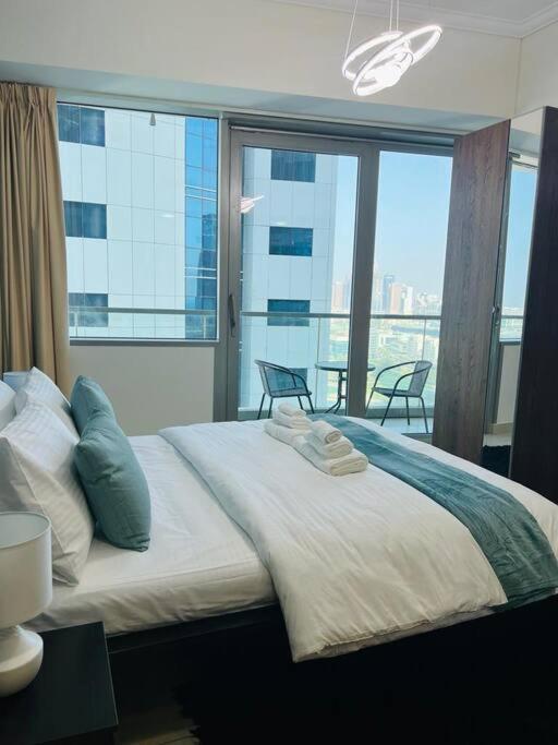 1 Bed Apartment With Sea View, Pool, Gym & Free Parking In Dubai Marina Luaran gambar