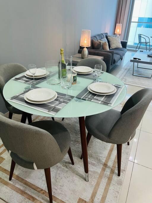1 Bed Apartment With Sea View, Pool, Gym & Free Parking In Dubai Marina Luaran gambar