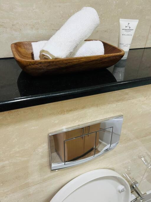 1 Bed Apartment With Sea View, Pool, Gym & Free Parking In Dubai Marina Luaran gambar