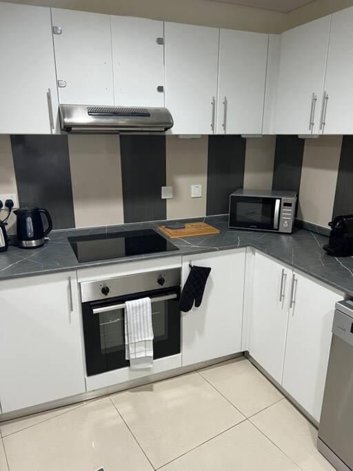 1 Bed Apartment With Sea View, Pool, Gym & Free Parking In Dubai Marina Luaran gambar