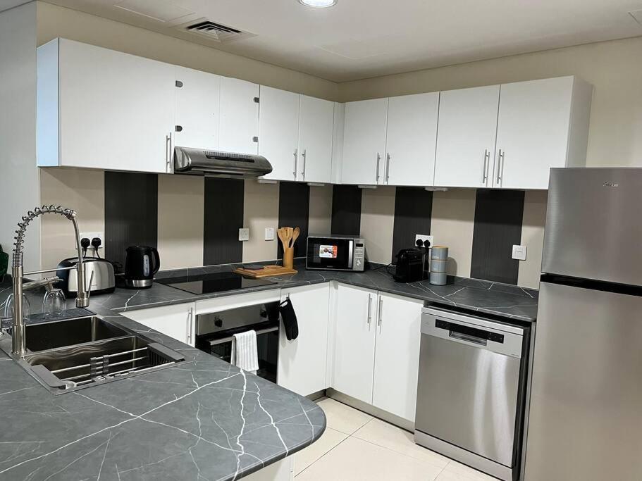 1 Bed Apartment With Sea View, Pool, Gym & Free Parking In Dubai Marina Luaran gambar