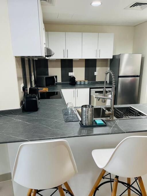 1 Bed Apartment With Sea View, Pool, Gym & Free Parking In Dubai Marina Luaran gambar